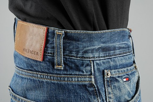 Blauwe jeans, merk Tommy Hilfiger, maat 33/34, 2008.
